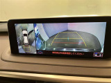 複数のカメラの映像をもとに、クルマを真上から見ているような映像をドライバーに提供し駐車をサポートする機能です。