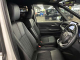 運転席の画像です。足元やシートまわりに余裕があり、リラックスした姿勢で運転が可能です。視界も良好で操作系へのアクセスもしやすく、快適で安心感のあるドライブをサポートします。