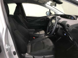 高いホールド性で運転姿勢が安定します。長距離ドライブでも疲れにくいのが魅力です。快適なドライビングライフをお送りください♪