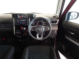 革巻きステアリングで快適な操作性の運転席です。