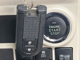 【スマートキー】カバンやポケットに入れたままでもドアの施錠・解錠が可能なスマートキーを装備。エンジンのオン・オフ時もカギを取り出す必要が無いからとっても便利です♪