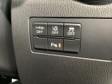 運転席脇のクラスタースイッチ部分にはパーキングセンサー、その他走行系スイッチを集中配置しております。
