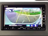 バックモニター付きで、車庫入れやバック時の後方確認をサポート。