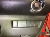 【ENGINE START/STOP】スマートキーをポケットやバッグに入れたままで、キーを差し込むことなくボタンを押すだけでエンジンが始動します。