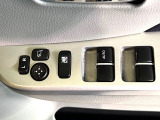 【電動格納ミラー】サイドミラーは電動格納式となっており、狭い駐車場でもキズがつくリスクを抑えられます。