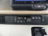 フルオートエアコン。USBジャック+充電用USB&times;2も装備されています。