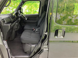 運転席周りのレイアウトは、操作性を重視した設計。スムーズな運転操作をサポートし、安全なドライブを叶えます。