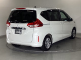 スライドドアは通常のドアに比べて、車のボディーに対し平行に開閉し、開けてもスペースを取りません。出入り口が大きいドアはお子様のいるご家庭はもちろん、混んだ駐車場でも大活躍です!
