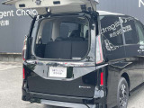人気のデュアルバックドア☆後ろの狭い駐車場でも荷物の載せ降ろしがスムーズです♪