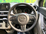 インテリアに合わせたデザインのステアリングは、運転される方のことも考え、運転しやすい形状、大きさです。是非一度、実際に触ってお確かめください。