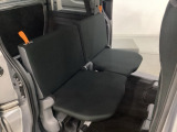 後席はワークスタイルに合わせて作業空間をアレンジします。左右分割で収納でき、段差のないフラットな荷室スペースを作り出すシートです。