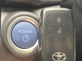 【スマートキー】カバンやポケットに入れたままでもドアの施錠・解錠が可能なスマートキーを装備。エンジンのオン・オフ時もカギを取り出す必要が無いからとっても便利です♪