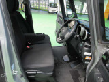運転席は、大きな座面と包み込むような背もたれが、ドライバーの身体全体をしっかり支えます。上質なシート素材と座り心地のよいクッションを採用し、長時間の運転やコーナーの多い道も快適です。