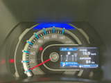 視認性の高いメーター類が配置され、運転に必要な情報を一目で確認できます。デジタル表示により、様々な情報を分かりやすく表示しています。