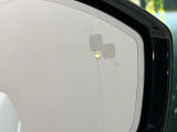 ブラインドスポットモニター『車線変更時に斜め左右の視覚となる車両を感知します』・リバーストラフィック『駐車ペースから後退で移動時に車両を感知します。』