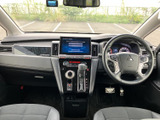 運転席周りは、使いやすさを追求した設計。直感的に操作できる配置で、快適なドライブをサポートします。