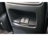 後部座席向けのUSBソケットがついていますのでコードを繋げばスマートフォンなどの充電が出来ます!