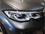 【レーザーライト】ブルーのデザインとBMW Laserのロゴにより視覚的にも個性を主張するレーザーライト。ハイビームモードを設定すると最長600mまでの距離を照射。夜間におけるドライビングの快適性を向上させますS