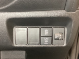 ハンドルの右側にはヘットライトリベライザーとVSA(ABS+TCS+横滑り抑制)の解除スイッチがついています。ヘッドライトリベライザーは道路状況や積荷の加重に応じてライトの高さを調節できます。