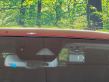 【スマートブレーキサポート】走行中に前方の車両等を認識し、衝突しそうな時は警報とブレーキで衝突回避と被害軽減をアシスト。より安全にドライブをお楽しみいただけます。