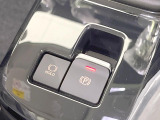 【電動パーキングブレーキ】パーキングブレーキは便利な電動式!ボタン一つで操作でき、アクセルを踏めば自動で解除されます♪レバーやペダルが無いので運転席廻りもすっきりしますね♪
