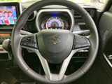 握りやすい形状で、操作性も抜群のステアリングです。快適なドライビングをサポートし、長時間の運転でも疲れにくい設計です。