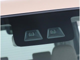 ステレオカメラとソナーセンサーが歩行者や先行車、障害物などのさまざまな情報を的確に捉え、運転者に注意を促したり、緊急ブレーキを作動。多彩な安全機能があなたのドライブをアシストするスマートアシスト付です