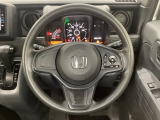 ハンドルにHondaセンシング系のクルーズコントロールやレーンキープアシストなどのスイッチが装備されています。ハンドルから手を離さず安全に操作できます。
