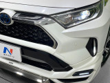 【LEDヘッドライト】悪天候や夜間走行時も良好な視界を確保し安心して運転できる高輝度LEDヘッドライトを装備!点灯速度が早く、消費電力も抑えられています。