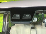 【スマートアシスト】走行中に前方の車両等を認識し、衝突しそうな時は警報とブレーキで衝突回避と被害軽減をアシスト。より安全にドライブをお楽しみいただけます。