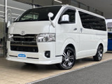 滑らかなフォルムと精悍なフロントマスクが印象的なスタイル。都会的な街並みにも自然に溶け込みます。洗練されたデザインで、どこから見ても魅力的です。
