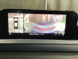 フロントの広角モードは目視では確認しにくい前側方にまで視野が広がります。車道の手前側の歩道を通行する歩行者や自転車もチェックできます。