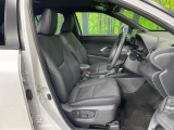 運転席シート廻りは使用感も少なく、良好な状態となっています。丁寧に使われていたことがよくわかりますね。後部座席も気になるようなキズ・汚れやへたり等、大きなダメージはなく、良好な状態です。