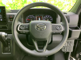 握りやすい形状のステアリングで、快適なドライビングをサポート。操作しやすい配置で、運転に集中できます。