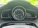 視認性の高いメーターで、運転に必要な情報を的確に把握できます。洗練されたデザインも魅力です。