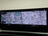 【純正ナビゲーション】BMWのナビゲーションは操作性も良く、詳細な地図情報と交通状況を見やすく表示し、快適なドライビングをサポートしながら目的地までナビゲートします。