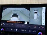 パノラミックビューモニターを装備。駐車場や交差点でクルマを真上から見るように周囲を確認できます。機能の詳細は販売店スタッフまでおたずねください。