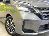 【LEDヘッドライト】悪天候や夜間走行時も良好な視界を確保し安心して運転できる高輝度LEDヘッドライトを装備!点灯速度が早く、消費電力も抑えられています。