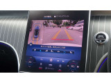 【360度カメラシステム】リバースと連動し、車両後方の映像をディスプレィに表示歪みの少ないカメラにより鮮明な画像で後退の運転操作をサポートします。