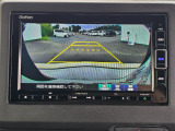 駐車時の安全確認をサポートするバックカメラも使用できます。インターナビで様々な情報を得ることもできます。