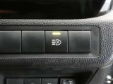 オートマチックハイビーム装備です。先行車や対向車のライトを認識し、ハイビームとロービームを自動で切り替える機能です。夜道の視界を確保します。詳細は販売店スタッフまでおたずねください。