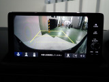 【バックカメラ】運転が苦手な方も車庫入れラクラクです!ギアをリバースに入れれば自動的に切り換わりますので、面倒な操作は不要です♪狭い駐車場もお車を傷つけず安心ですね!
