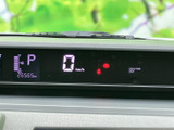 視認性の高いメーター類で、運転状況を的確に把握できます。重要な情報を一目で確認でき、安全運転をサポートします。落ち着いたデザインも魅力です。