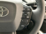 前方の車との車間を設定し、スピードを上げたり緩めたりを自動で行ってくれる追尾式の「レーダークルーズ」。上級装備の一つです!高級車にしかつかない嬉しい機能です。