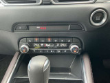 【エアコン/シートヒーター】オート式エアコンは操作性もバッチリ!運転席助手席にはシートヒーターが、座面と背もたれをすばやく温め、寒い時期にも快適な運転環境を提供します。