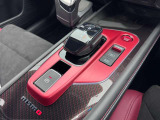 NISMOロゴ入りのレッド加飾センターコンソール。電動パーキングブレーキやオートブレーキホールド、D-MODEスイッチなどを機能的に配置しています。