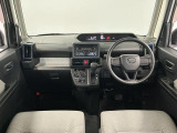 【インパネ】運転のしやすさを最優先に設計された見晴らしの良いフロントビュー。車両間隔が掴みやすく狭い道でも安心♪「安全」と「品質」を最優先に、安心してお乗りいただけるクルマを提供いたします。