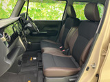 運転席周りはシンプルで分かりやすく、操作性に優れています。必要な情報を一目で確認でき、安全運転をサポートします。快適なドライブをお楽しみください。