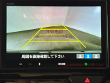 後退時に車両の後ろ側をモニター画面に表示します。車庫入れが苦手な人もこれで安心♪