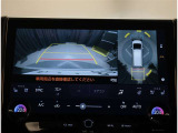 バックモニター付き。駐車の際のサポートとなり、必須アイテムのひとつですよね。それでも、バックする際は必ずご自身の目で確認をしてください。パノラミックビューで上から見下ろした視点でも確認できます!